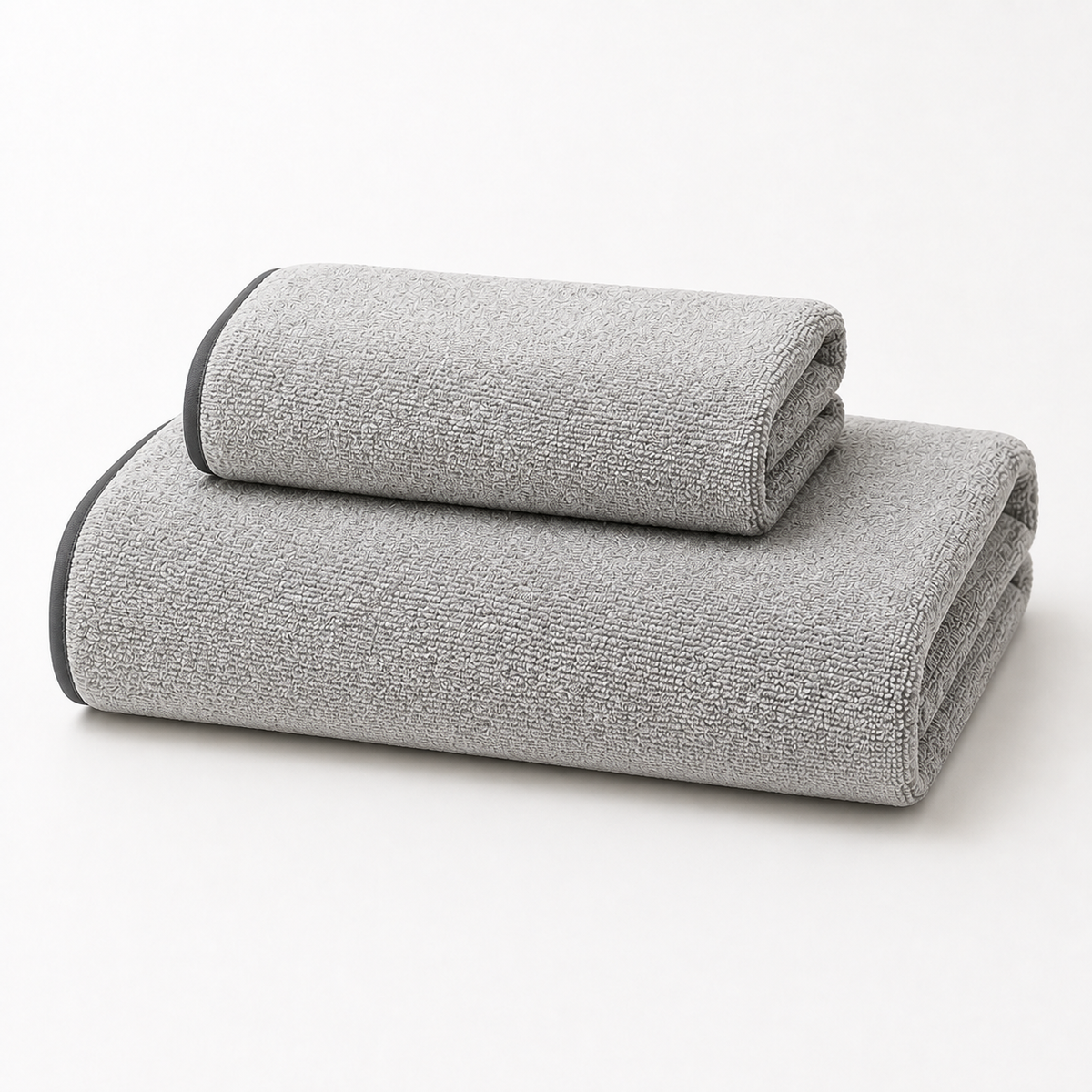 Serviettes de bain fraîchement lavées pliées dans un panier en osier