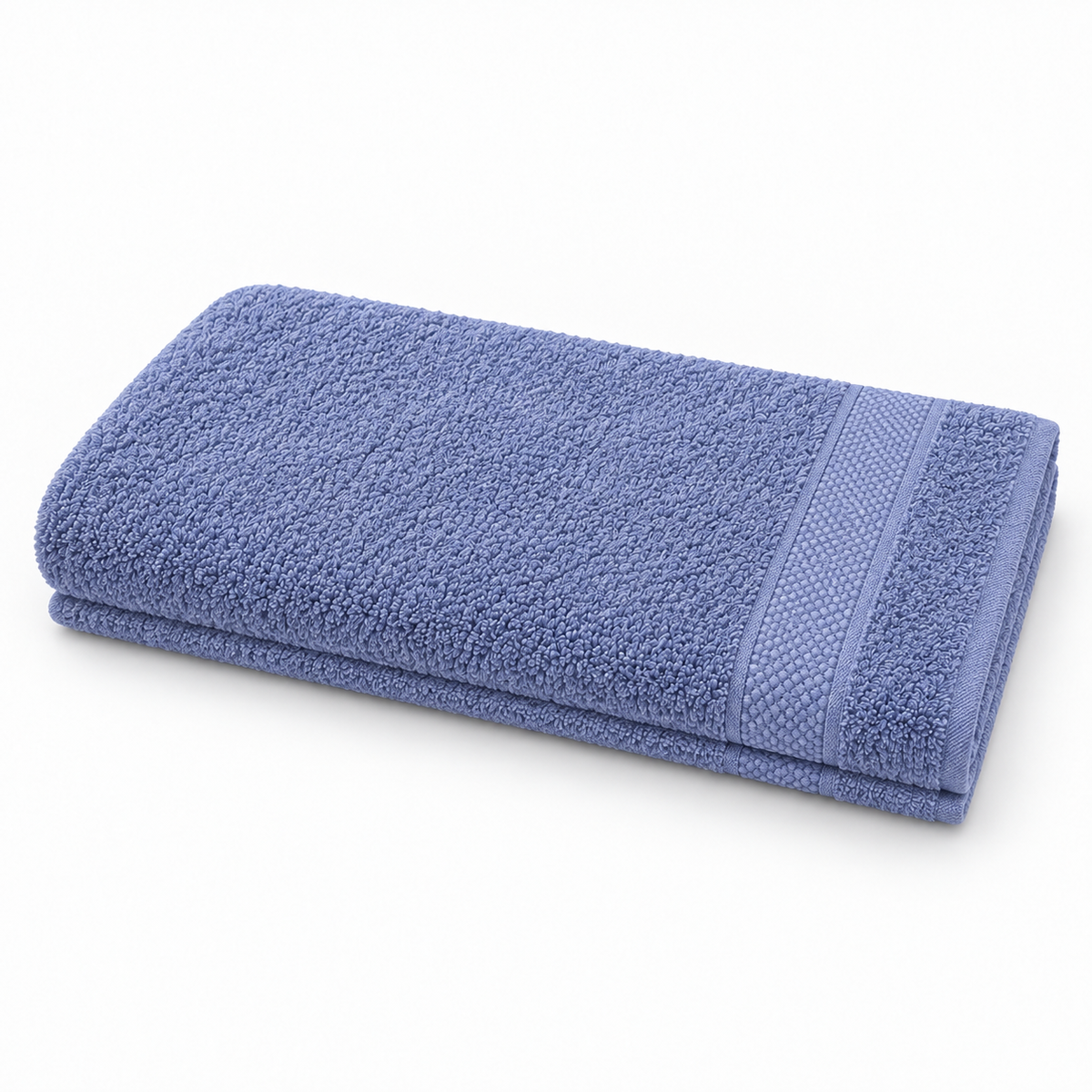 Serviette de bain épaisse à bande texturée pliée sur un tabouret en bois