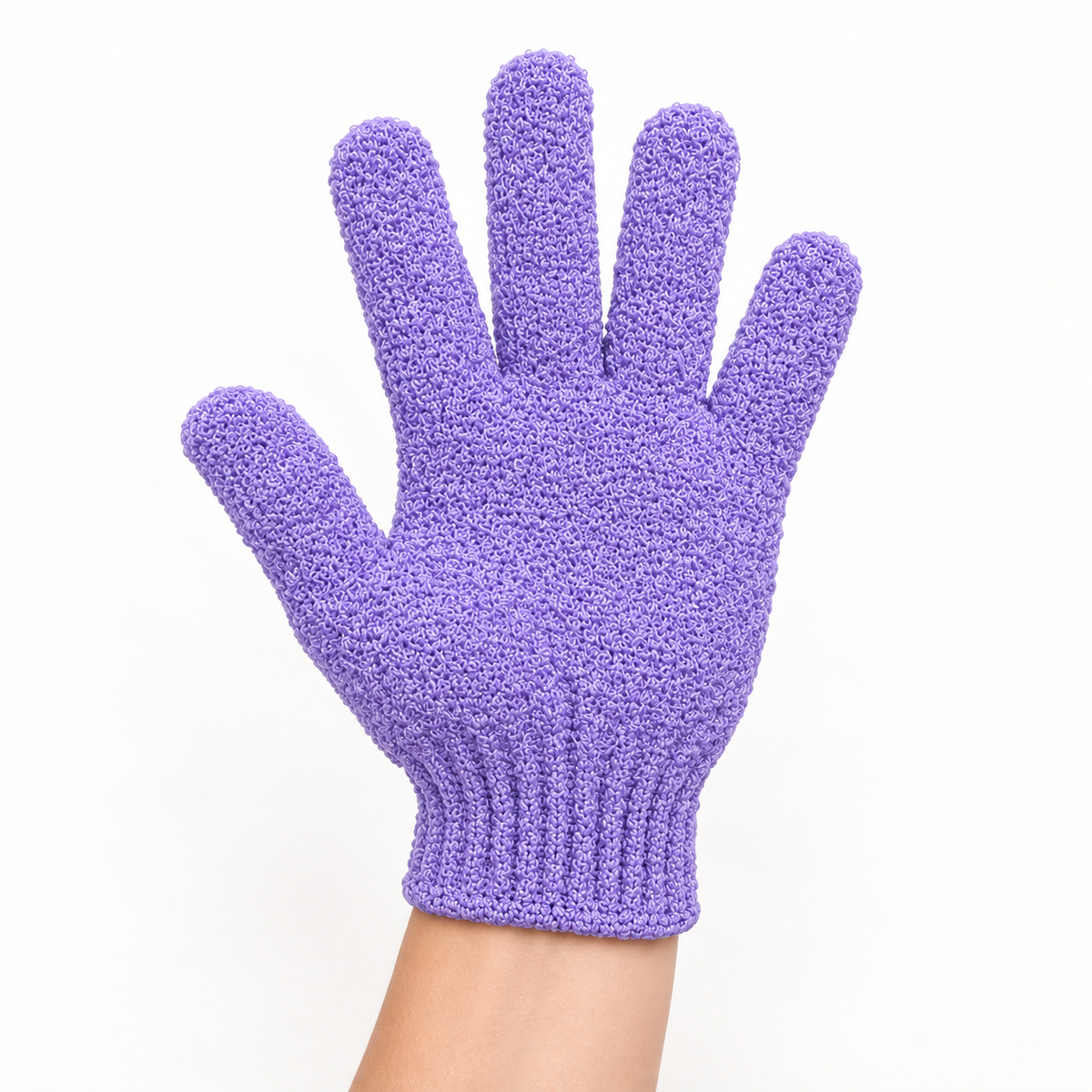 Gants de toilette exfoliants suspendus dans une douche