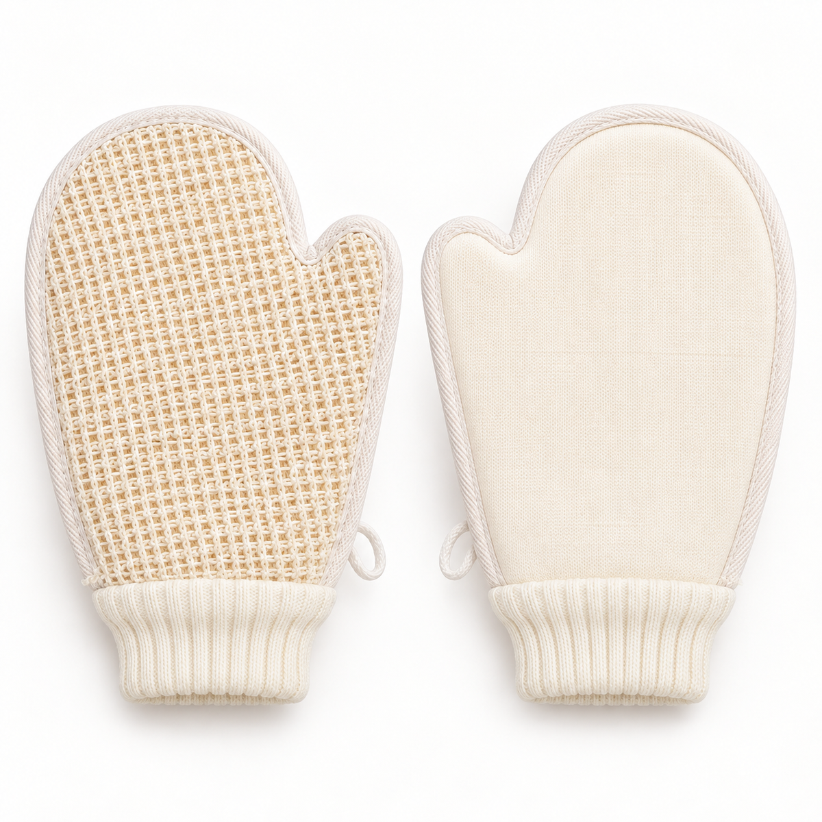 Gant exfoliant pour le corps posé sur le rebord d'une baignoire