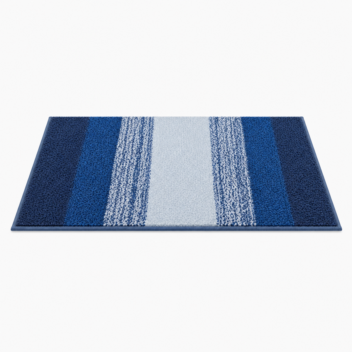 Tapis de bain à bandes dégradées dans une salle de bain aux murs clairs