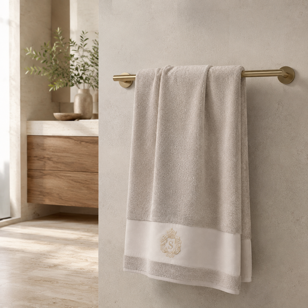 Serviette de bain beige à blason brodé